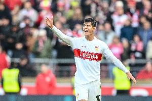 440697