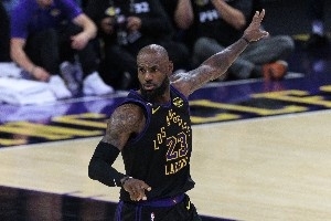 1085877